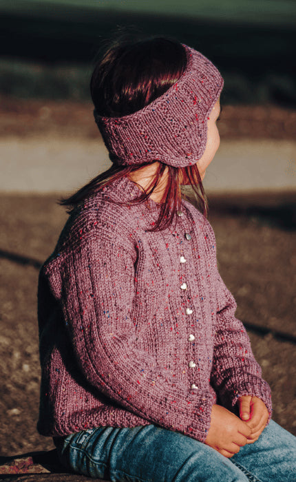 Sveas Kinder-Linjecardigan mit Haarband - HAMELTON TWEED 1 - Strickpaket