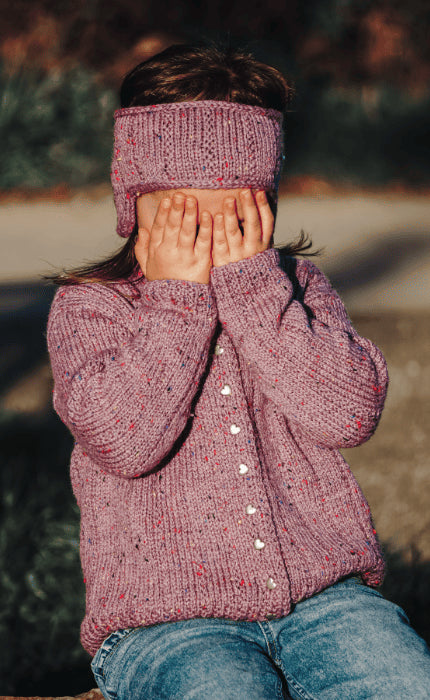 Sveas Kinder-Linjecardigan mit Haarband - HAMELTON TWEED 1 - Strickpaket
