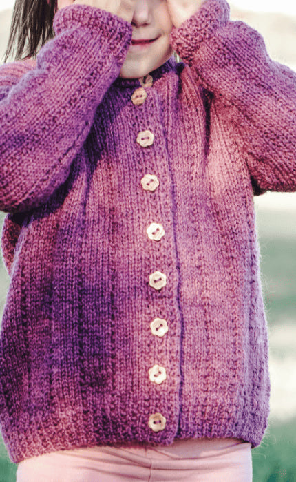 Sveas Kinder-Linjecardigan mit Haarband - HAMELTON TWEED 1 - Strickpaket