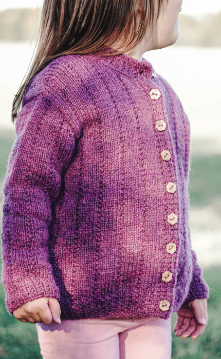 Sveas Kinder-Linjecardigan mit Haarband - HAMELTON TWEED 1 - Strickpaket