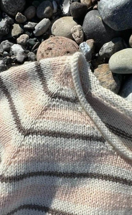 Dreifarbiges Amélie Tee - SUNDAY - Strickset von PETITE KNIT jetzt online kaufen bei OONIQUE