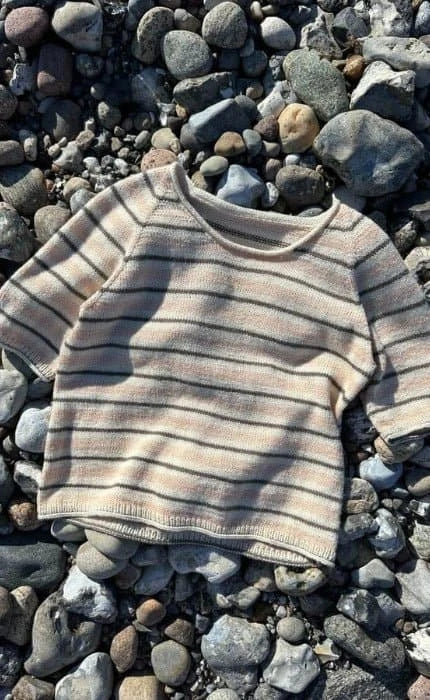 Dreifarbiges Amélie Tee - SUNDAY - Strickset von PETITE KNIT jetzt online kaufen bei OONIQUE