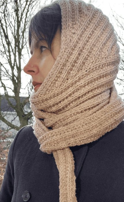 Enna Hooded Shawl - THE MERRY MERINO 70 - Strickpaket von IMKE VON NATHUSIUS jetzt online kaufen bei OONIQUE