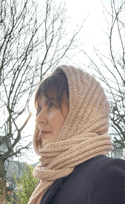 Enna Hooded Shawl - THE MERRY MERINO 70 - Strickpaket von IMKE VON NATHUSIUS jetzt online kaufen bei OONIQUE