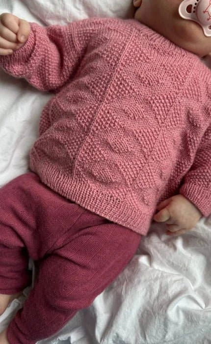Esther Sweater Baby - TYNN PEER GYNT - Strickset von PETITE KNIT jetzt online kaufen bei OONIQUE