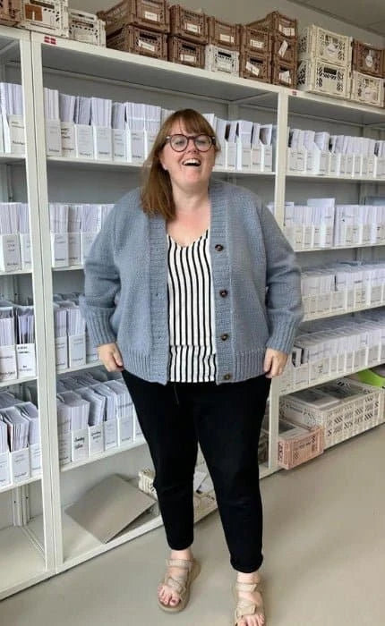 Eva Cardigan - PEER GYNT - Strickset von PETITE KNIT jetzt online kaufen bei OONIQUE