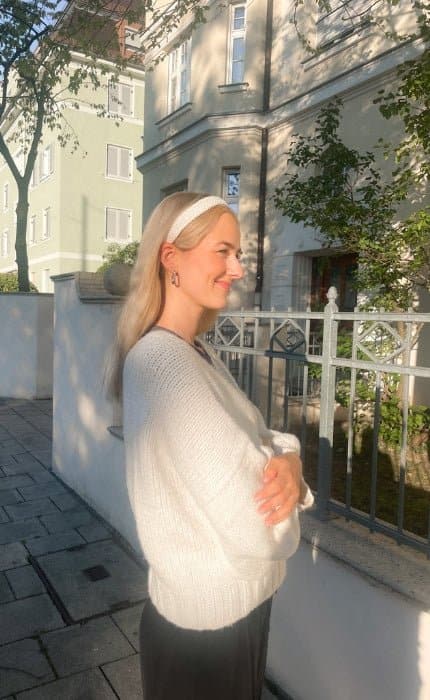 New Beginnings Cardigan - Anfänger Strickset mit Videotutorial von OONIQUE STUDIO jetzt online kaufen bei OONIQUE