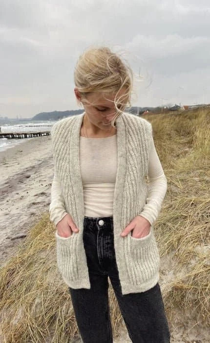November Weste - PEER GYNT - Strickset von PETITE KNIT jetzt online kaufen bei OONIQUE
