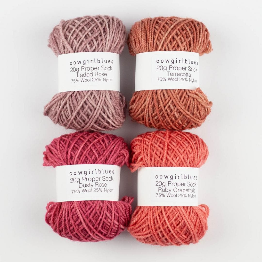 Proper Sock MINIS solids 20g handgefärbt von COWGIRL BLUES jetzt online kaufen bei OONIQUE