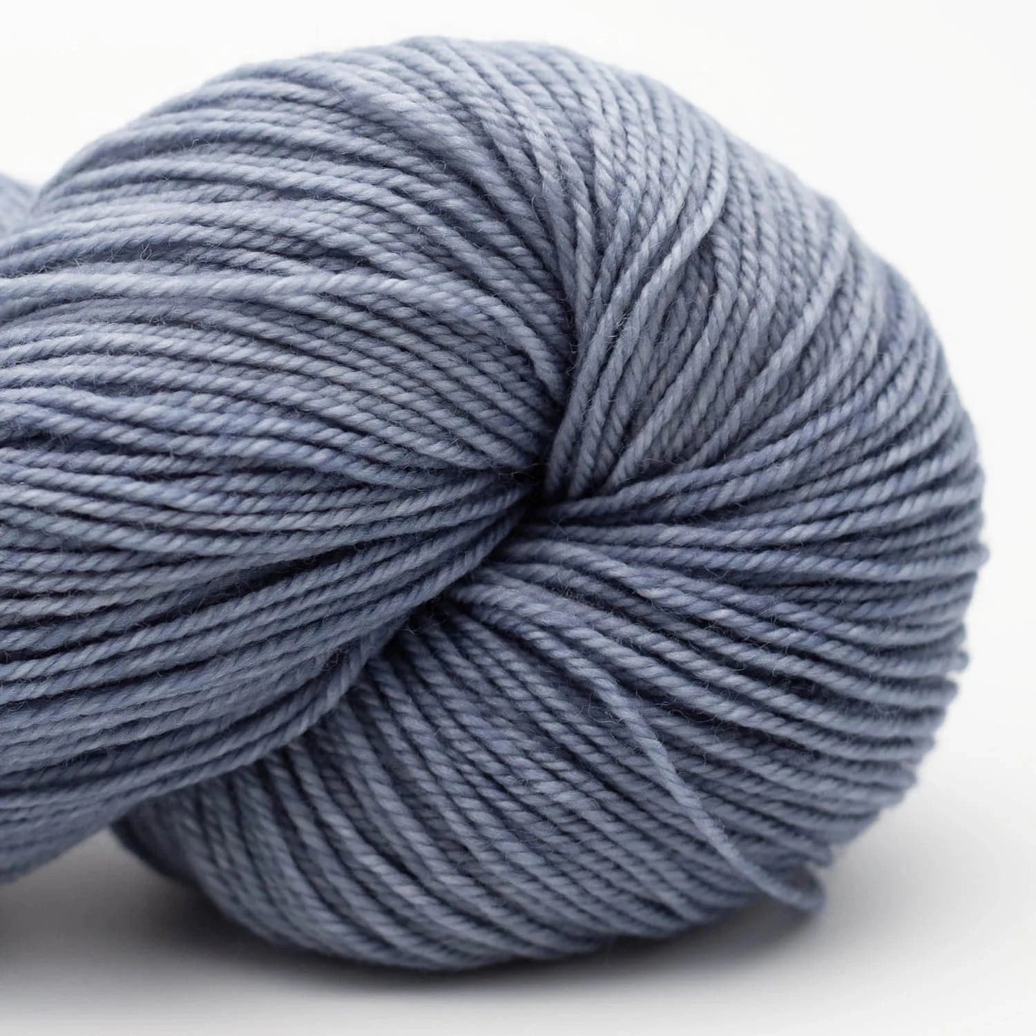 Proper Sock Solids 100g handgefärbt von COWGIRL BLUES jetzt online kaufen bei OONIQUE