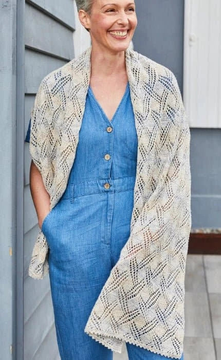 Sommerschal mit Ajourmuster - LANDLUST SOMMERSEIDE - Strickset von LANA GROSSA jetzt online kaufen bei OONIQUE