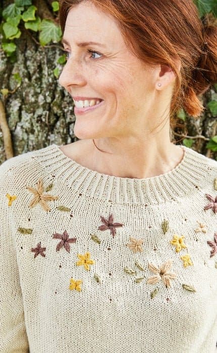 Top Down Pullover mit Stickerei - LANDLUST SOMMERSEIDE - Strickpaket von LANA GROSSA jetzt online kaufen bei OONIQUE