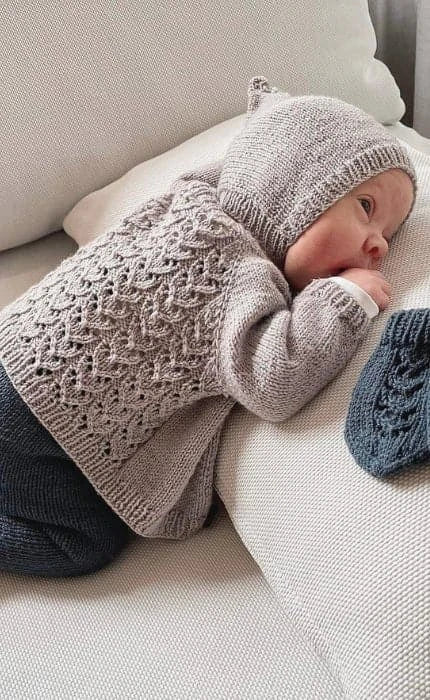Hallo Welt Babyjacke - COOL WOOL BABY - Strickset von STROFF jetzt online kaufen bei OONIQUE