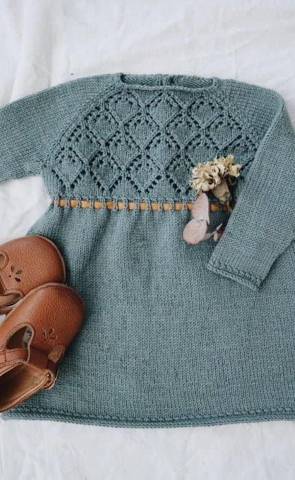 Haselstrauch Weihnachtskleid - COOL WOOL BABY - Strickset von STROFF jetzt online kaufen bei OONIQUE