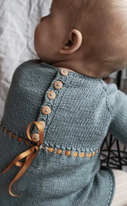 Haselstrauch Weihnachtskleid - COOL WOOL BABY - Strickset von STROFF jetzt online kaufen bei OONIQUE