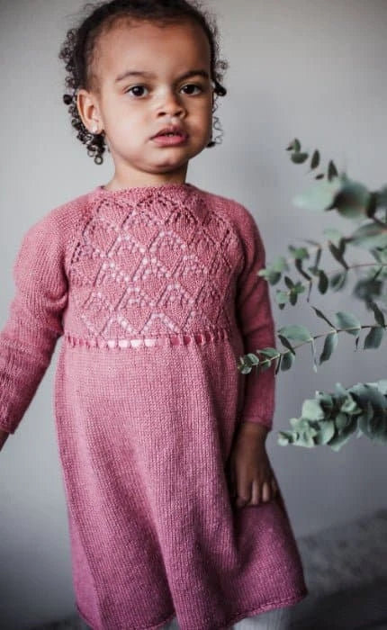 Haselstrauch Weihnachtskleid - COOL WOOL BABY - Strickset von STROFF jetzt online kaufen bei OONIQUE