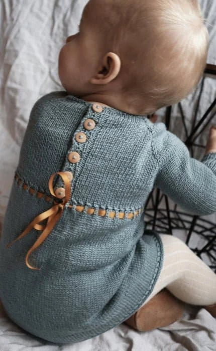 Haselstrauch Weihnachtskleid - COOL WOOL BABY - Strickset von STROFF jetzt online kaufen bei OONIQUE