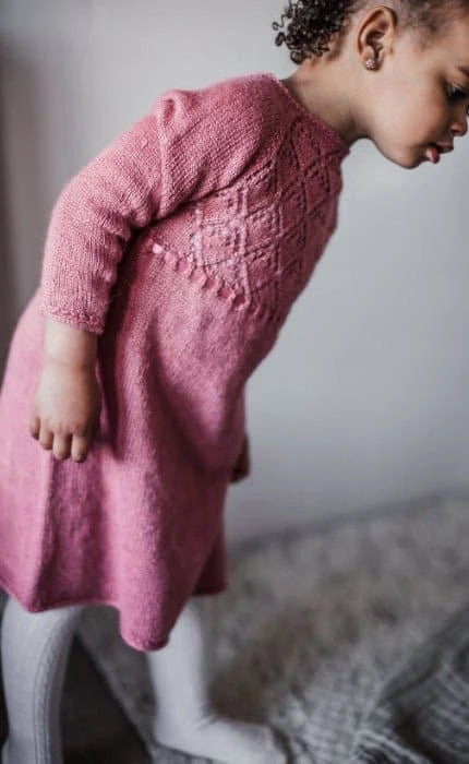 Haselstrauch Weihnachtskleid - COOL WOOL BABY - Strickset von STROFF jetzt online kaufen bei OONIQUE