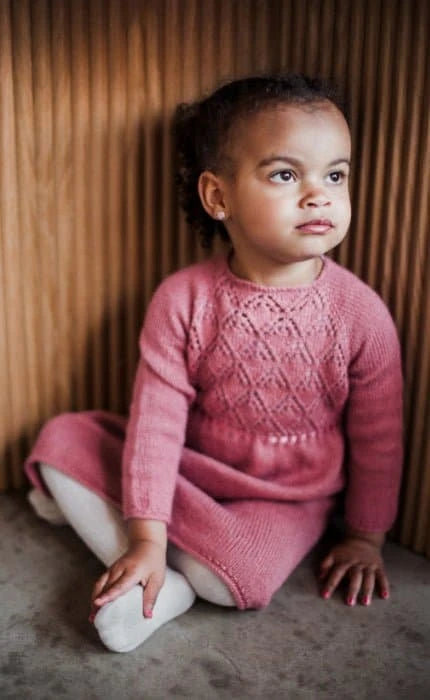 Haselstrauch Weihnachtskleid - COOL WOOL BABY - Strickset von STROFF jetzt online kaufen bei OONIQUE