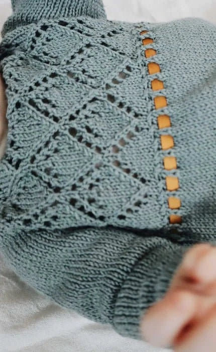 Haselstrauch Weihnachtskleid - COOL WOOL BABY - Strickset von STROFF jetzt online kaufen bei OONIQUE