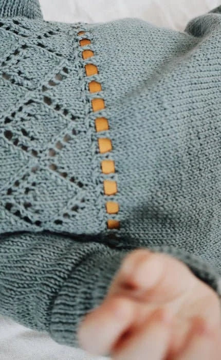 Haselstrauch Weihnachtskleid - COOL WOOL BABY - Strickset von STROFF jetzt online kaufen bei OONIQUE