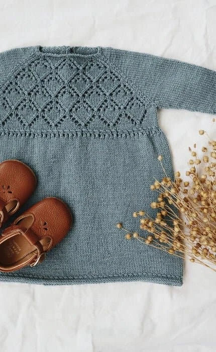 Haselstrauch Weihnachtskleid - COOL WOOL BABY - Strickset von STROFF jetzt online kaufen bei OONIQUE