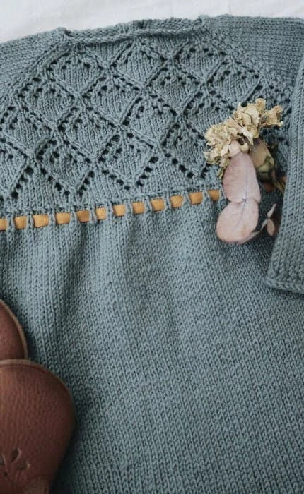Haselstrauch Weihnachtskleid - COOL WOOL BABY - Strickset von STROFF jetzt online kaufen bei OONIQUE