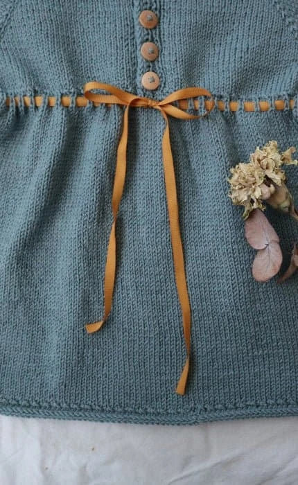 Haselstrauch Weihnachtskleid - COOL WOOL BABY - Strickset von STROFF jetzt online kaufen bei OONIQUE
