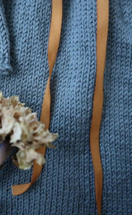Haselstrauch Weihnachtskleid - COOL WOOL BABY - Strickset von STROFF jetzt online kaufen bei OONIQUE