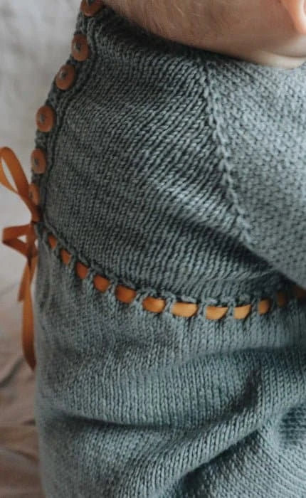 Haselstrauch Weihnachtskleid - COOL WOOL BABY - Strickset von STROFF jetzt online kaufen bei OONIQUE