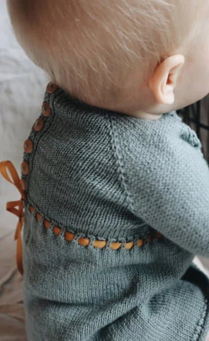 Haselstrauch Weihnachtskleid - COOL WOOL BABY - Strickset von STROFF jetzt online kaufen bei OONIQUE