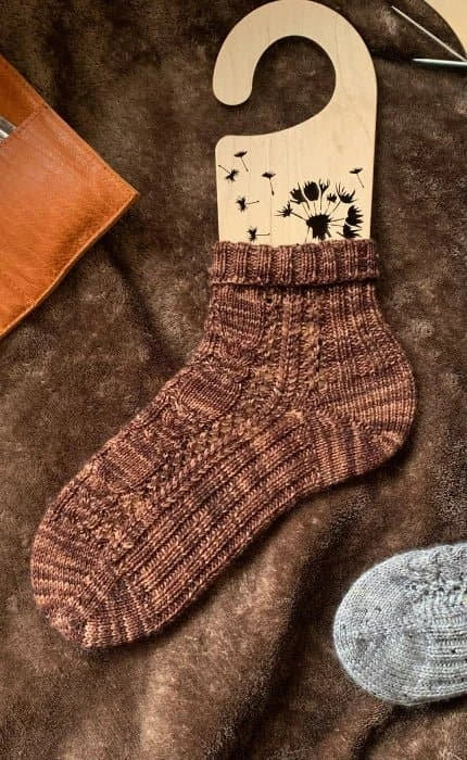 Lili Socken- ANLEITUNG von LAURA HOLFERT jetzt online kaufen bei OONIQUE