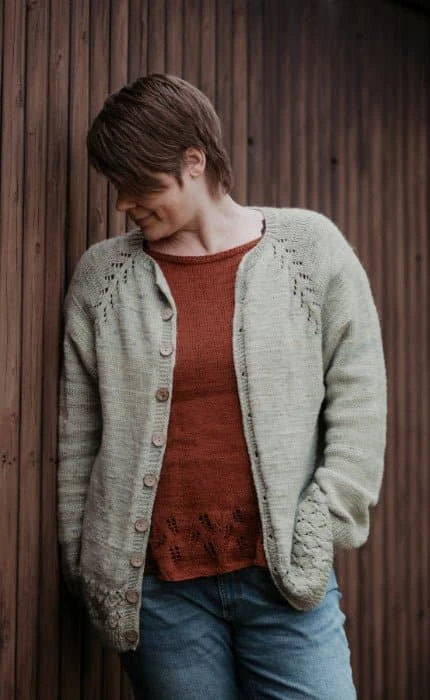 Edla Cardigan - PEER GYNT - Strickset von APPELBANNE DESIGN jetzt online kaufen bei OONIQUE