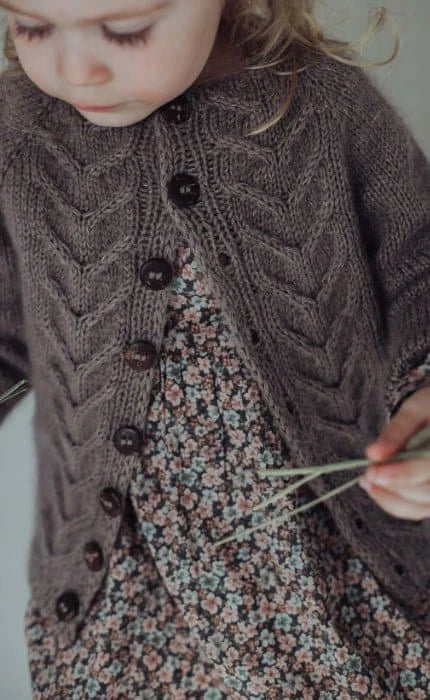 Björk Cardigan für Kinder - COOL WOOL BIG - Strickset von STROFF jetzt online kaufen bei OONIQUE