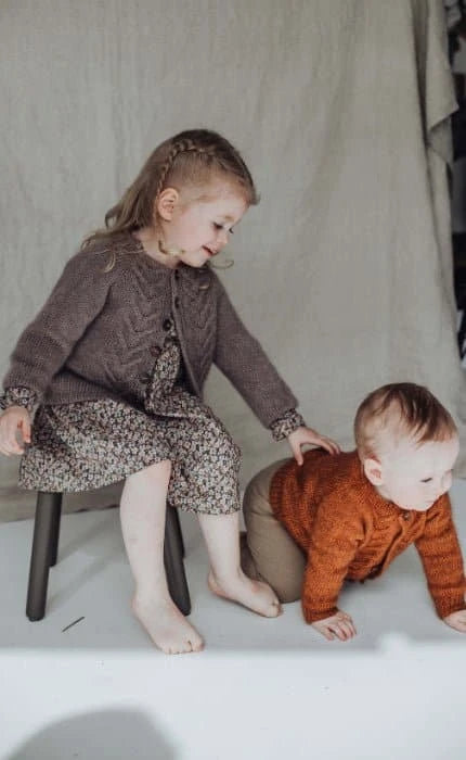 Björk Cardigan für Kinder - COOL WOOL BIG - Strickset von STROFF jetzt online kaufen bei OONIQUE