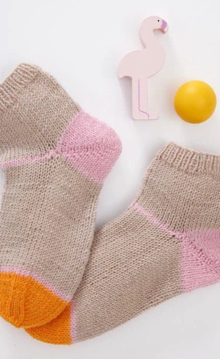 Söckchen mit bunter Ferse & Spitze - COOL WOOL BABY - Strickset von LANA GROSSA jetzt online kaufen bei OONIQUE