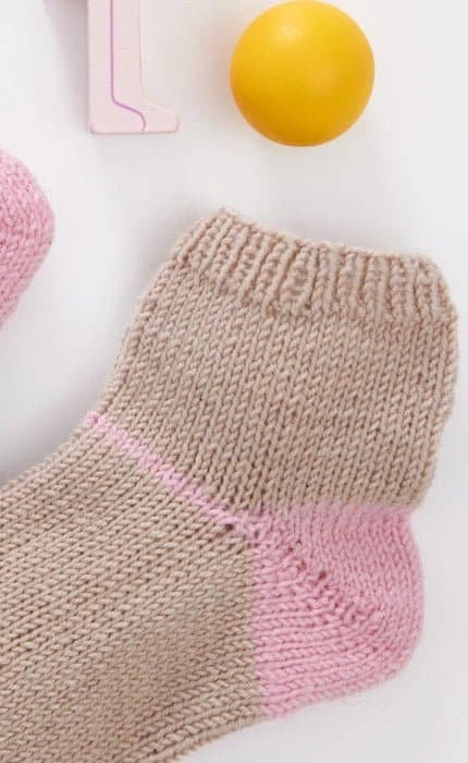 Söckchen mit bunter Ferse & Spitze - COOL WOOL BABY - Strickset von LANA GROSSA jetzt online kaufen bei OONIQUE
