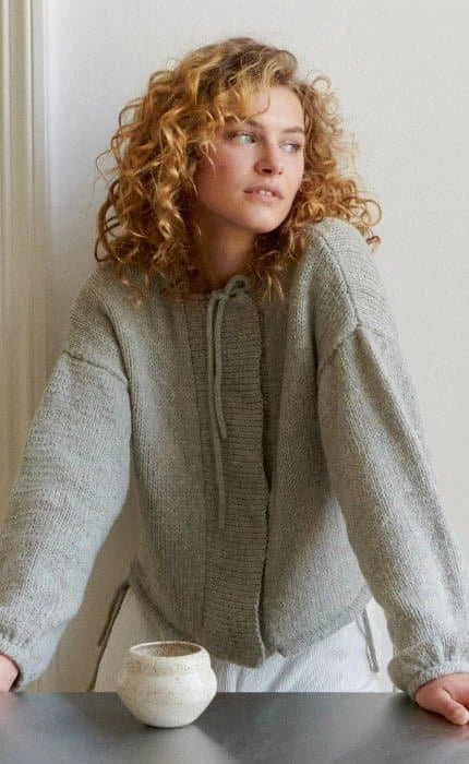 Jacke glatt rechts mit Kordeldurchzügen - COOL MERINO - Strickset von LANA GROSSA jetzt online kaufen bei OONIQUE