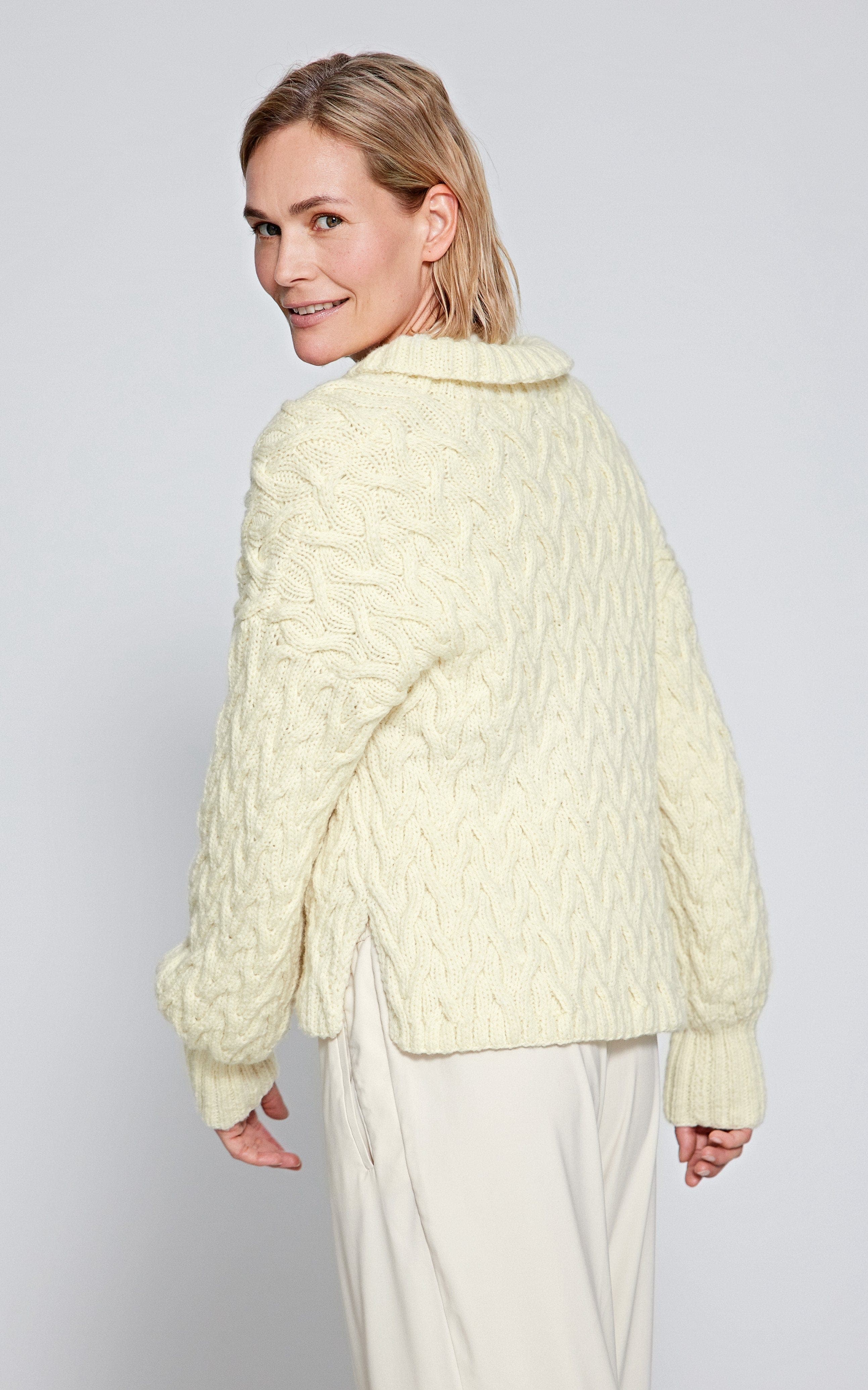 Cardigan im Zopfmuster - COOL MERINO - Strickset von LANA GROSSA jetzt online kaufen bei OONIQUE