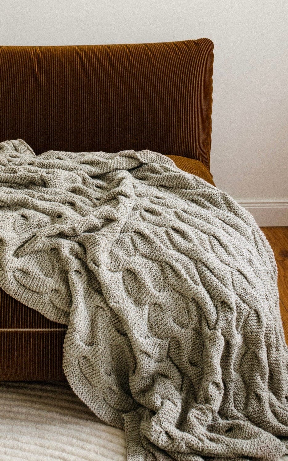 Decke im versetzten Zopfmuster - CARA - Strickset von LANA GROSSA jetzt online kaufen bei OONIQUE