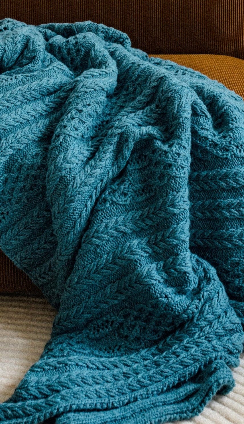 Decke mit Aranmuster - ALTA MODA CASHMERE 16 - Strickset von LANA GROSSA jetzt online kaufen bei OONIQUE