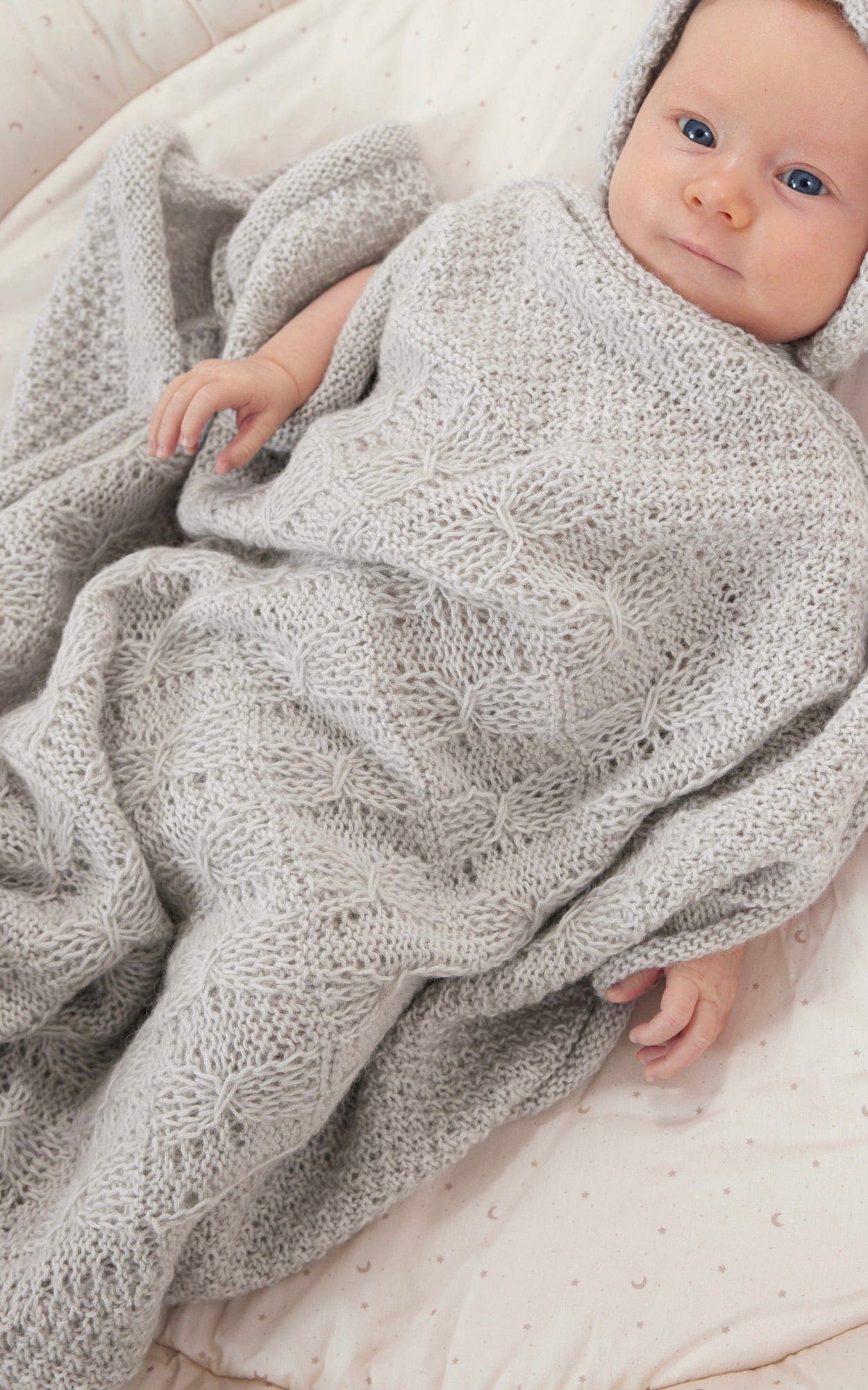 Decke mit Patent-Zopfmuster - ECOPUNO - Strickset von LANA GROSSA jetzt online kaufen bei OONIQUE