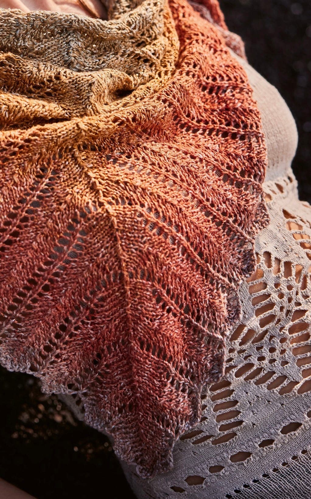 Dreieckstuch mit Muster - GOMITOLO SOLE - Strickset von LANA GROSSA jetzt online kaufen bei OONIQUE