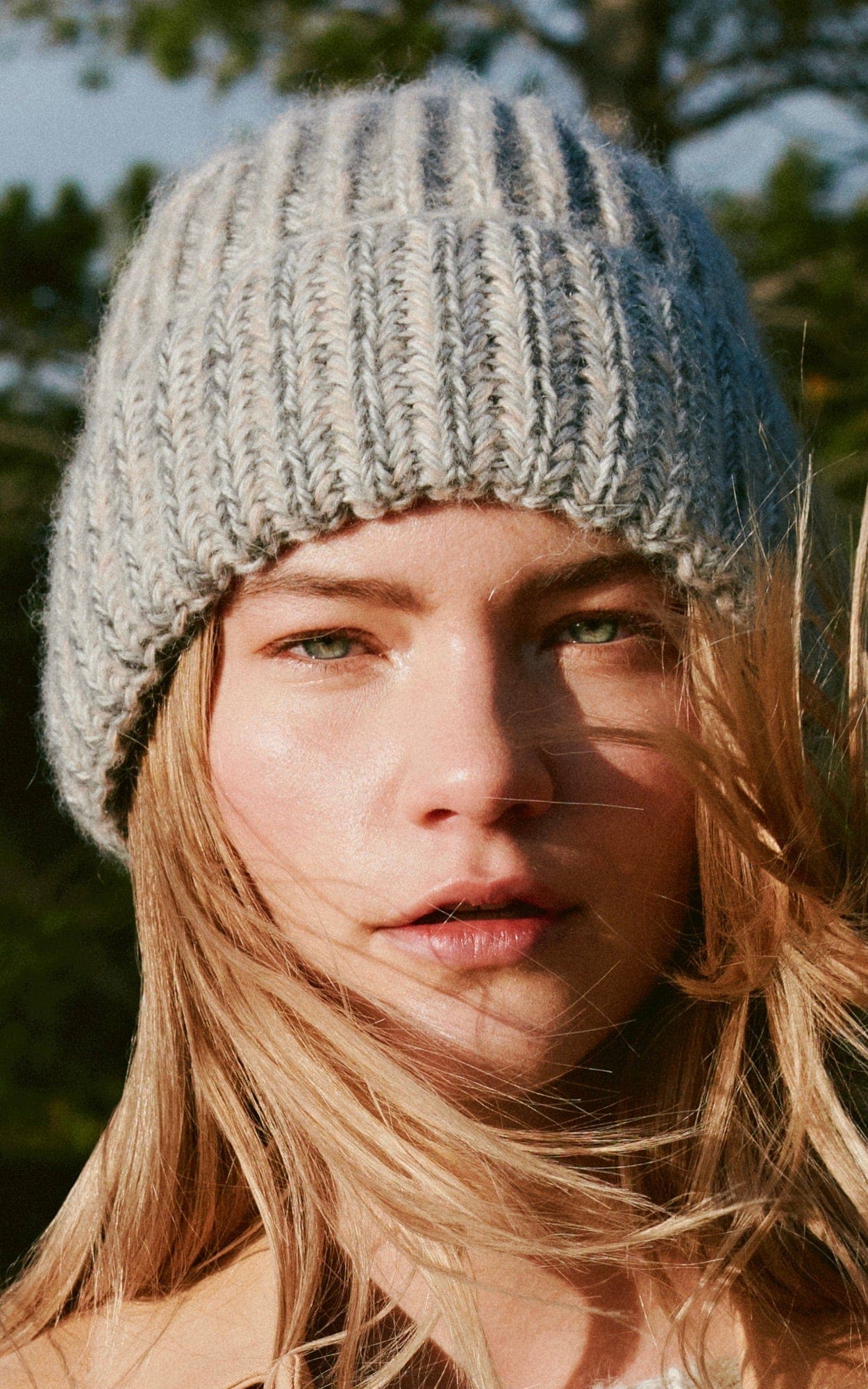 Mütze im zweifarbigen Patentmuster - ECOPUNO & SETASURI - Strickset von LANA GROSSA jetzt online kaufen bei OONIQUE