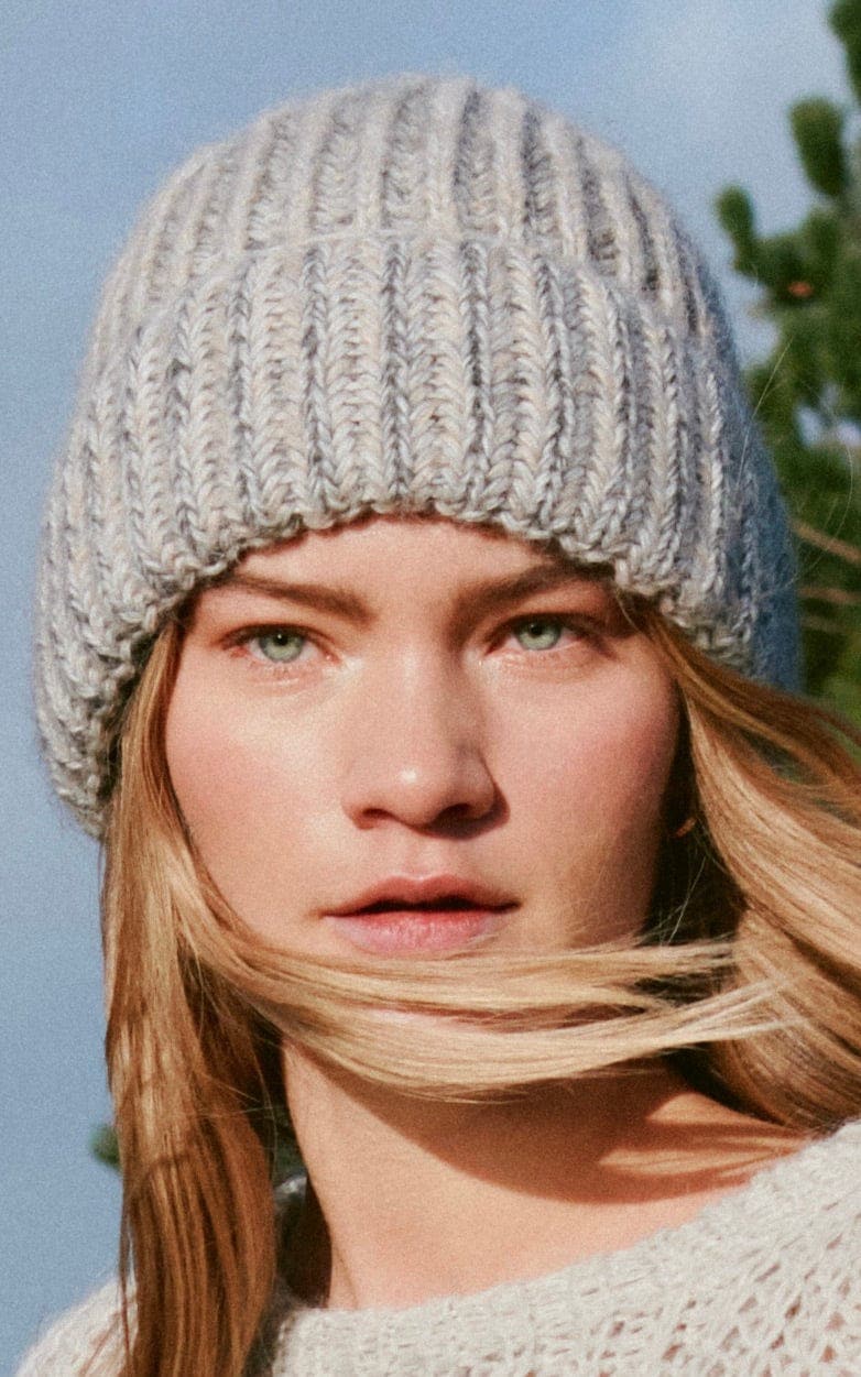 Mütze im zweifarbigen Patentmuster - ECOPUNO & SETASURI - Strickset von LANA GROSSA jetzt online kaufen bei OONIQUE