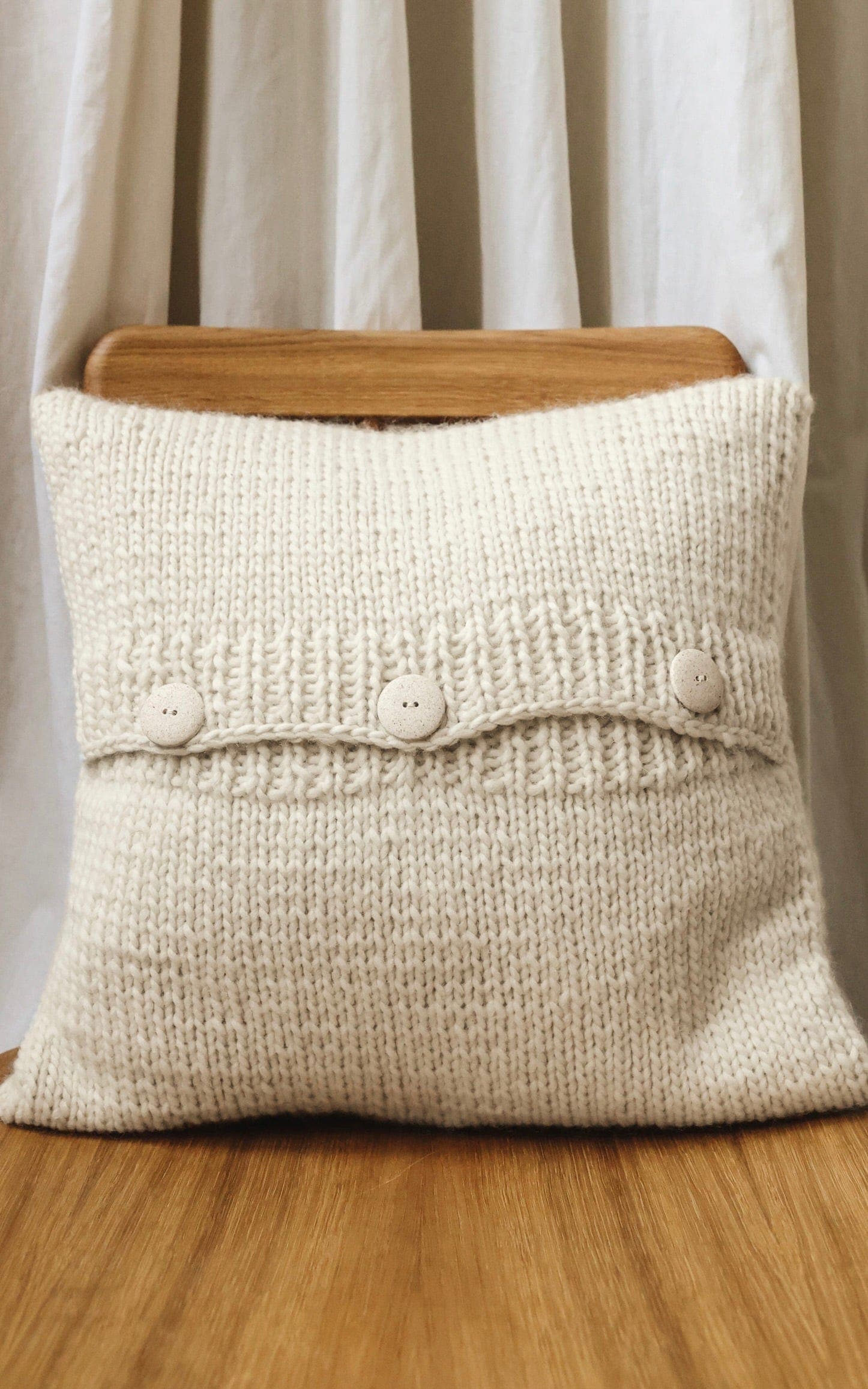 Kissenhülle mit Zierknopfleiste - PER LEI - Strickset von LANA GROSSA jetzt online kaufen bei OONIQUE