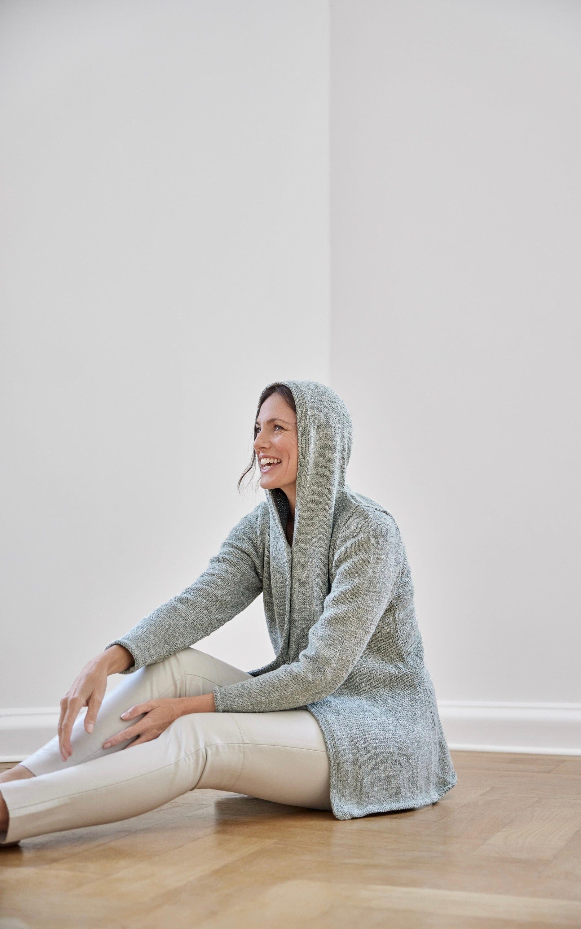 Lange taillierte Kapuzenjacke - CARA - Strickset von LANA GROSSA jetzt online kaufen bei OONIQUE