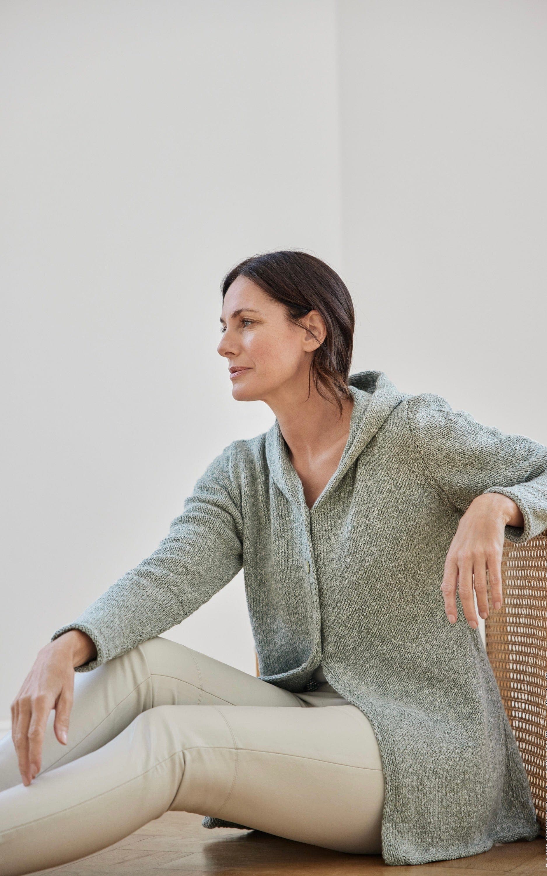 Lange taillierte Kapuzenjacke - CARA - Strickset von LANA GROSSA jetzt online kaufen bei OONIQUE
