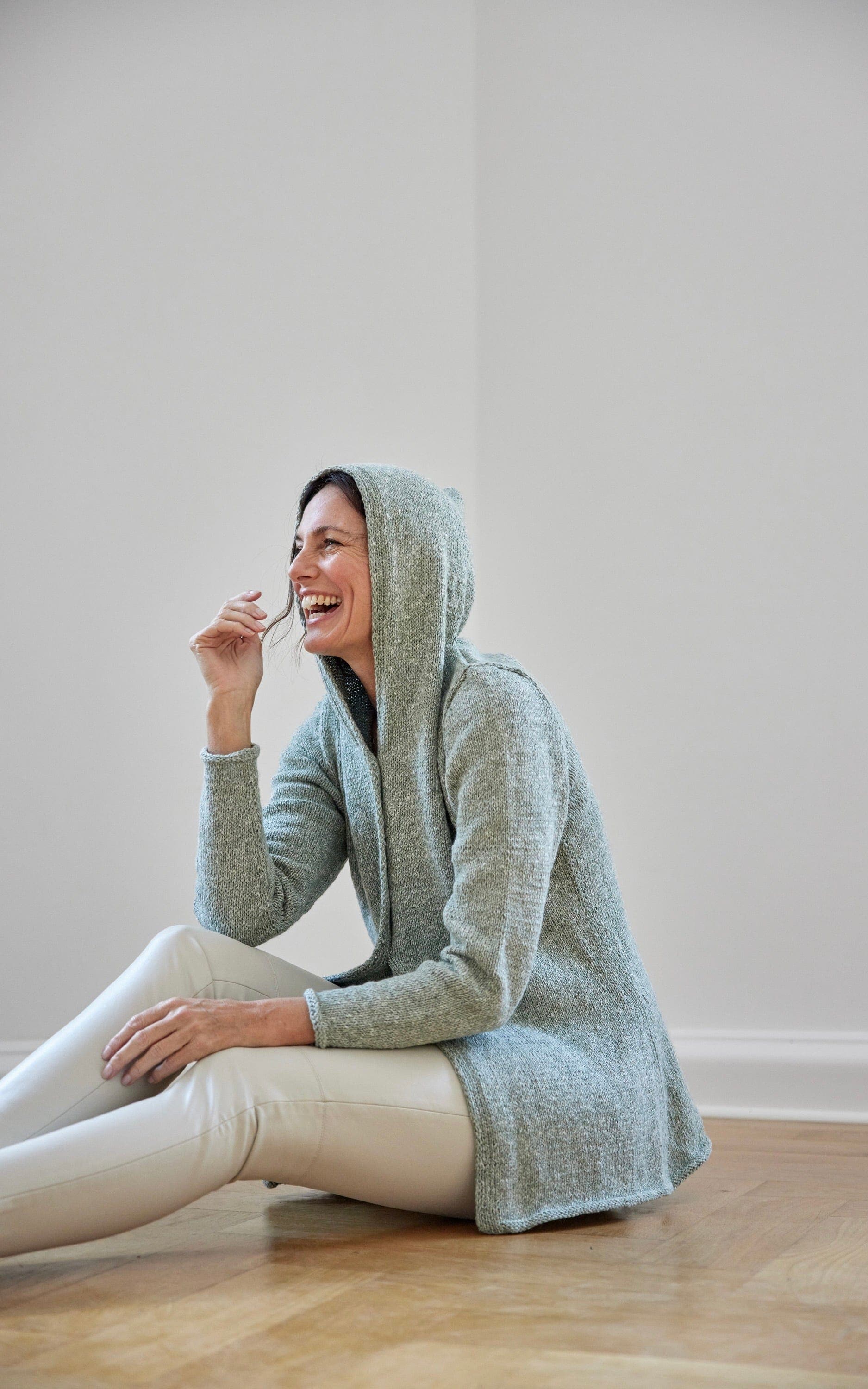 Lange taillierte Kapuzenjacke - CARA - Strickset von LANA GROSSA jetzt online kaufen bei OONIQUE