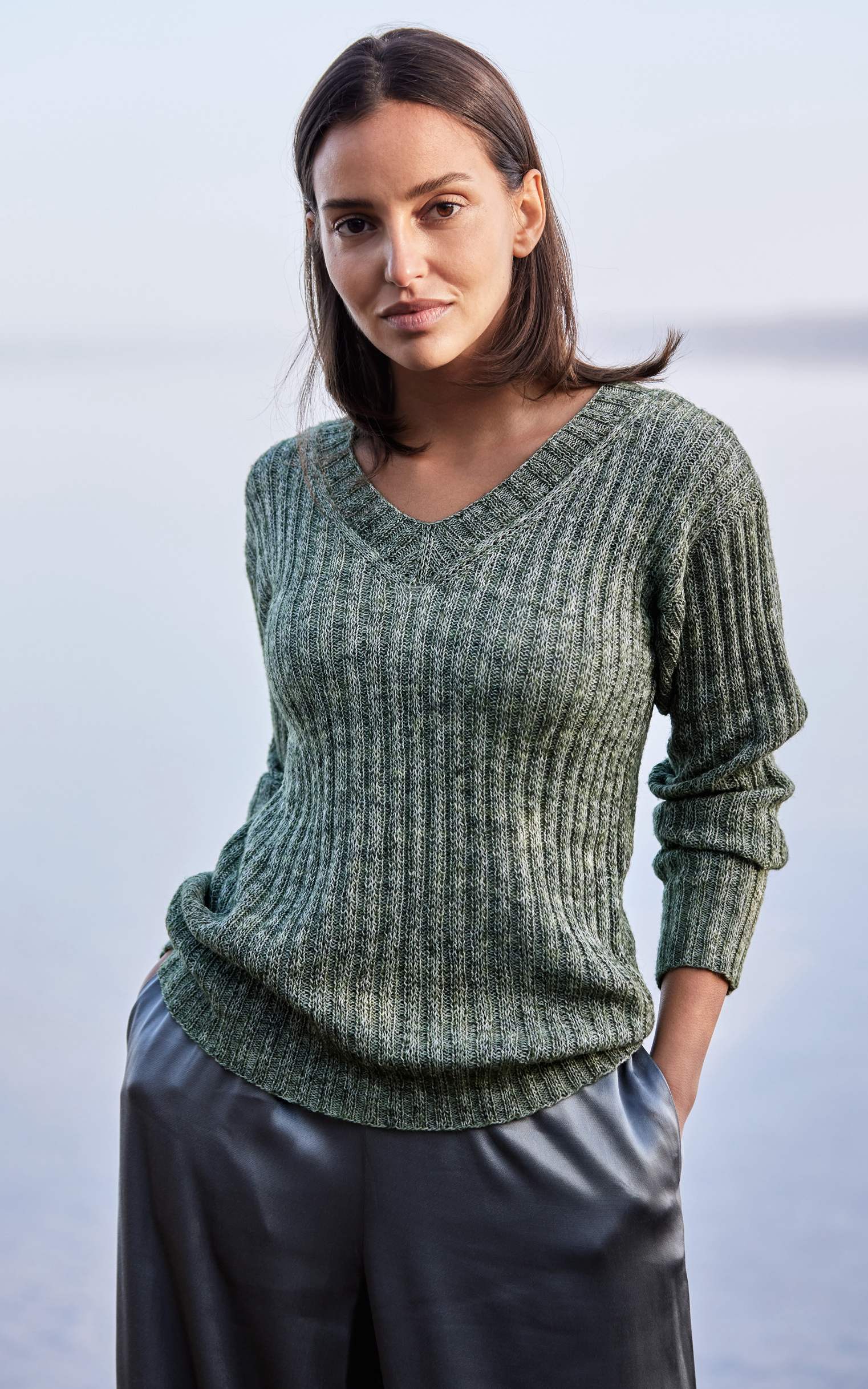 Pullover mit V-Ausschnitt und Rippenmuster - Strickset von LANA GROSSA jetzt online kaufen bei OONIQUE